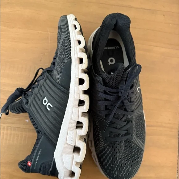 On Running Black Cloudswift Shoes - Picture 2 of 6